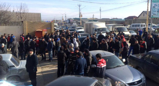 Rally against closer of the mosque "Severnaya" in Khasavyurt, February 1, 2016. Photo: http://chernovik.net/content/lenta-novostey/neskolko-tysyach-prihozhan-zakrytoy-vchera-v-hasavyurte-mecheti-dvigayutsya Rally against closer of the mosque "Severnaya" in Khasavyurt, February 1, 2016. Photo: http://chernovik.net/content/lenta-novostey/neskolko-tysyach-prihozhan-zakrytoy-vchera-v-hasavyurte-mecheti-dvigayutsya