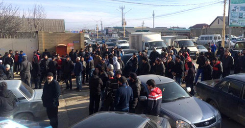 Rally against closer of the mosque "Severnaya" in Khasavyurt, February 1, 2016. Photo: http://chernovik.net/content/lenta-novostey/neskolko-tysyach-prihozhan-zakrytoy-vchera-v-hasavyurte-mecheti-dvigayutsya Rally against closer of the mosque "Severnaya" in Khasavyurt, February 1, 2016. Photo: http://chernovik.net/content/lenta-novostey/neskolko-tysyach-prihozhan-zakrytoy-vchera-v-hasavyurte-mecheti-dvigayutsya