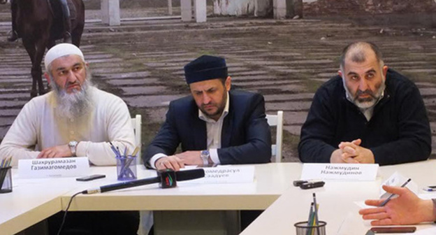 Participants of the roundtable in Makhachkala dedicated to the closure of the mosque "Severnaya" in Khasavyurt. Photo by Patimat Makhmudova for the ‘Caucasian Knot’. Participants of the roundtable in Makhachkala dedicated to the closure of the mosque "Severnaya" in Khasavyurt. Photo by Patimat Makhmudova for the ‘Caucasian Knot’.