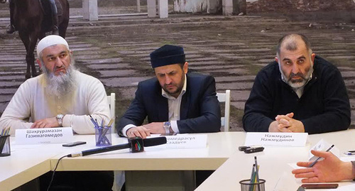 Participants of the roundtable in Makhachkala dedicated to the closure of the mosque "Severnaya" in Khasavyurt. Photo by Patimat Makhmudova for the ‘Caucasian Knot’. 
