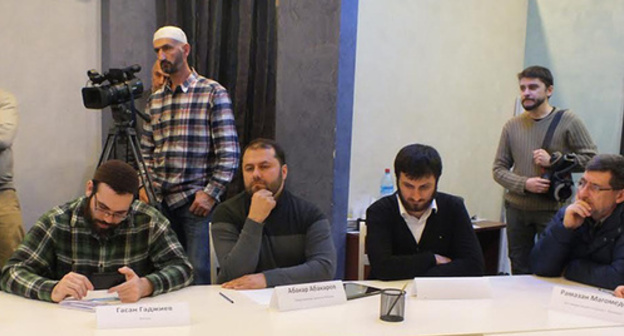 Participants of the roundtable in Makhachkala dedicated to the closure of the mosque "Severnaya" in Khasavyurt. Photo by Patimat Makhmudova for the ‘Caucasian Knot’. Participants of the roundtable in Makhachkala dedicated to the closure of the mosque "Severnaya" in Khasavyurt. Photo by Patimat Makhmudova for the ‘Caucasian Knot’.