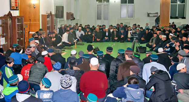 Believers in Shamkhal mosque, Makhachkala. Photo: http://islamdag.ru/news/14079 Believers in Shamkhal mosque, Makhachkala. Photo: http://islamdag.ru/news/14079