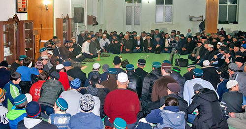 Believers in Shamkhal mosque, Makhachkala. Photo: http://islamdag.ru/news/14079
