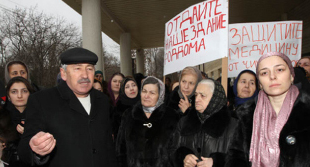 Rally at the perinatal centre in Khasavyurt. Photo: Ruslan Aliberov, http://chernovik.net/content/foto-bez-kommentariev/7-yanvarya-v-hasavyurte-u-zdaniya-nedavno-otkryvshegosya?page=0%2C0%2C156 Rally at the perinatal centre in Khasavyurt. Photo: Ruslan Aliberov, http://chernovik.net/content/foto-bez-kommentariev/7-yanvarya-v-hasavyurte-u-zdaniya-nedavno-otkryvshegosya?page=0%2C0%2C156