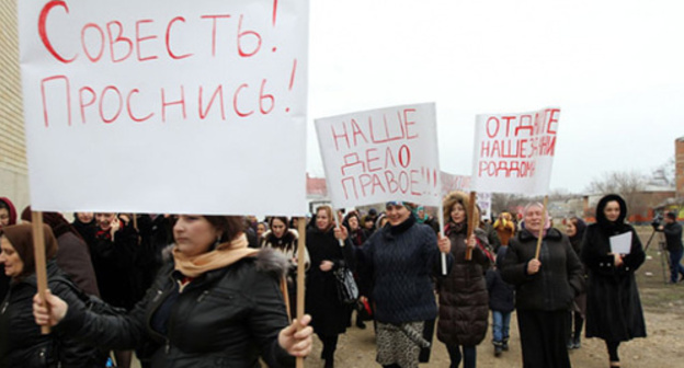 Mass rally at the perinatal centre in Khasavyurt, February 3, 2016. Photo: http://chernovik.net/content/foto-bez-kommentariev/7-yanvarya-v-hasavyurte-u-zdaniya-nedavno-otkryvshegosya?page=0%2C0%2C156 Mass rally at the perinatal centre in Khasavyurt, February 3, 2016. Photo: http://chernovik.net/content/foto-bez-kommentariev/7-yanvarya-v-hasavyurte-u-zdaniya-nedavno-otkryvshegosya?page=0%2C0%2C156
