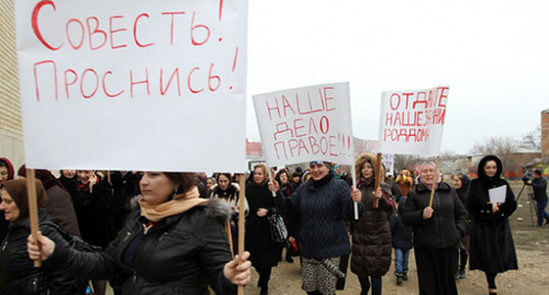 Mass rally at the perinatal centre in Khasavyurt, February 3, 2016. Photo: http://chernovik.net/content/foto-bez-kommentariev/7-yanvarya-v-hasavyurte-u-zdaniya-nedavno-otkryvshegosya?page=0%2C0%2C156 Mass rally at the perinatal centre in Khasavyurt, February 3, 2016. Photo: http://chernovik.net/content/foto-bez-kommentariev/7-yanvarya-v-hasavyurte-u-zdaniya-nedavno-otkryvshegosya?page=0%2C0%2C156
