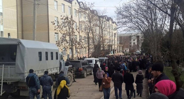 Rally at the perinatal centre in Khasavyurt. Photo: http://www.riadagestan.ru/news/incidents/ Rally at the perinatal centre in Khasavyurt. Photo: http://www.riadagestan.ru/news/incidents/