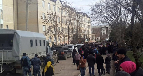 Rally at the perinatal centre in Khasavyurt. Photo: http://www.riadagestan.ru/news/incidents/ Rally at the perinatal centre in Khasavyurt. Photo: http://www.riadagestan.ru/news/incidents/