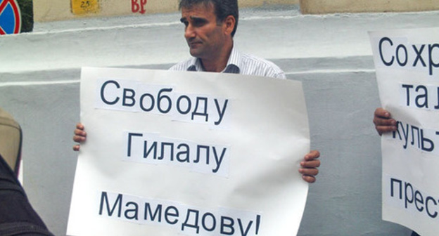Protester holds poster in support of Gilal Mamedov, Moscow, August 2012. Photo: http://www.talish.org Protester holds poster in support of Gilal Mamedov, Moscow, August 2012. Photo: http://www.talish.org