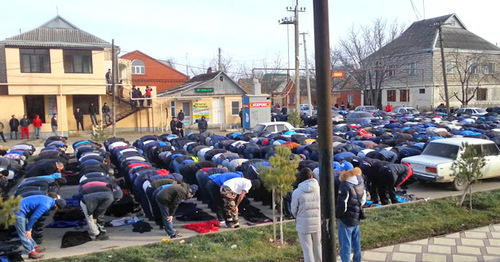 Believes pray in the street in Khasavyurt, February 1, 2016. Screenshot from the video posted by Usma Tura, https://www.youtube.com/watch?v=PYRN-CUHpAs Believes pray in the street in Khasavyurt, February 1, 2016. Screenshot from the video posted by Usma Tura, https://www.youtube.com/watch?v=PYRN-CUHpAs