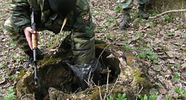 Hideout with ammunition. Photo: http://www.vestikavkaza.ru/news/V-Botlikhskom-rayone-obnaruzhen-taynik-s-oruzhiem-i-boepripasami.html Hideout with ammunition. Photo: http://www.vestikavkaza.ru/news/V-Botlikhskom-rayone-obnaruzhen-taynik-s-oruzhiem-i-boepripasami.html