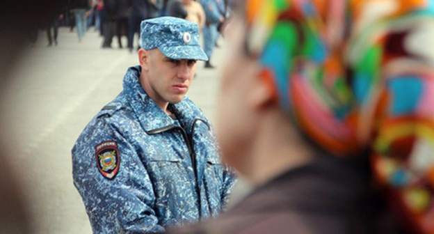 A police officer in Grozny during the rally. Photo by Magomed Magomedov for the "Caucasian Knot" A police officer in Grozny during the rally. Photo by Magomed Magomedov for the "Caucasian Knot"