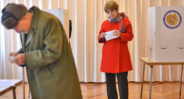 At the polling station during voting at the referendum. December 6, 2015. Photo: © PAN Photo / Varo Rafayelyan, Hrant Khachatryan, Karo Sahakyan At the polling station during voting at the referendum. December 6, 2015. Photo: © PAN Photo / Varo Rafayelyan, Hrant Khachatryan, Karo Sahakyan