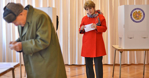 At the polling station during voting at the referendum. December 6, 2015. Photo: © PAN Photo / Varo Rafayelyan, Hrant Khachatryan, Karo Sahakyan At the polling station during voting at the referendum. December 6, 2015. Photo: © PAN Photo / Varo Rafayelyan, Hrant Khachatryan, Karo Sahakyan