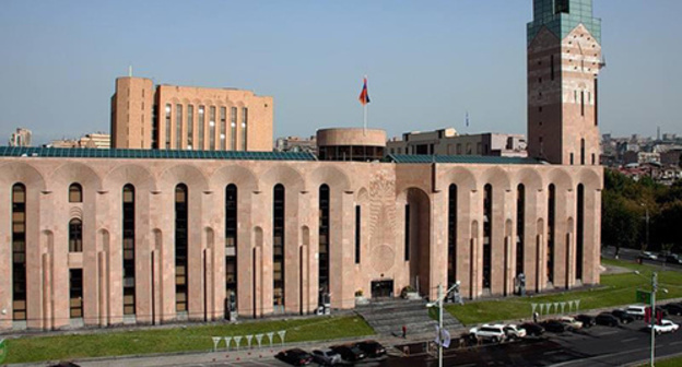The building of Yerevan Mayoralty. Photo: http://arm-world.ru/news/novostnik/2500-taron-markaryan-erevan-i-sankt-peterburg-rasshiryayut-gorizonty-sotrudnichestva.html