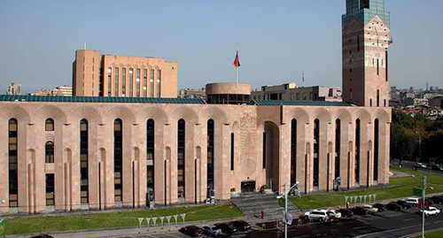 The building of Yerevan Mayoralty. Photo: http://arm-world.ru/news/novostnik/2500-taron-markaryan-erevan-i-sankt-peterburg-rasshiryayut-gorizonty-sotrudnichestva.html