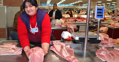 A meat seller in a Sochi market. Photo by Svetlana Kravchenko for the "Caucasian Knot" A meat seller in a Sochi market. Photo by Svetlana Kravchenko for the "Caucasian Knot"