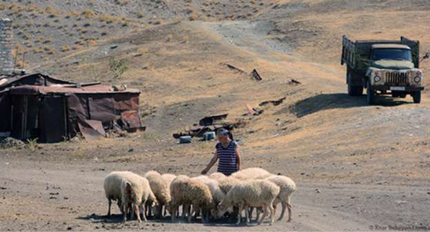 Еhe village of Vazgenashen, Nagorno-Karabakh. Photo: https://hetq.am/rus/news/56387/vazgenashen-kogda-krestyane-predpochitayut-rabotat-za-ezhednevnuyu-oplatu-a-ne-obrabatiyvat-sobstvennuyu-zemlyu.html/