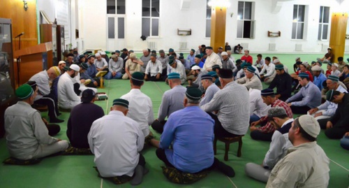 The parishioners of mosque in Shamkhala. Photo: Islamcenter.ru/ The parishioners of mosque in Shamkhala. Photo: Islamcenter.ru/