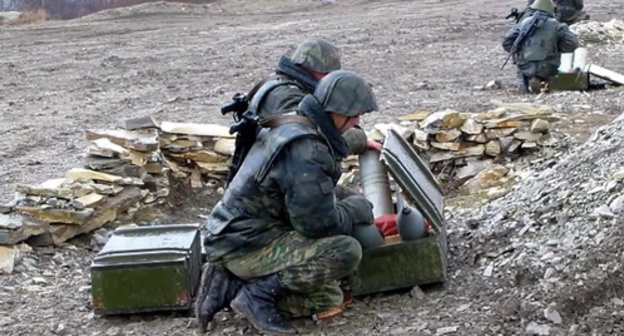 The soldiers with the shells for a howitzer D-30. Photo: Denis Mokrushin, a screenshot of a video at YouTube.com The soldiers with the shells for a howitzer D-30. Photo: Denis Mokrushin, a screenshot of a video at YouTube.com