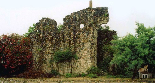 The wall of the Sukhumi Fortress. Photo: Turspeak.ru The wall of the Sukhumi Fortress. Photo: Turspeak.ru