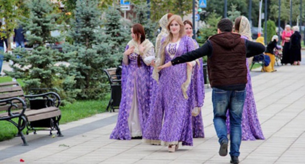 Man in Grozny performs national dance in front of the girls in national costumes. Photo by Magomed Magomedov for the ‘Caucasian Knot’. Man in Grozny performs national dance in front of the girls in national costumes. Photo by Magomed Magomedov for the ‘Caucasian Knot’.