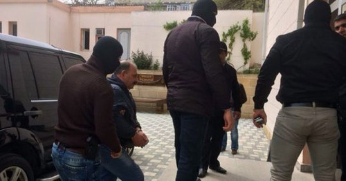 Rauf Mirkadyrov is being accompanied to the court. Photo: http://haqqin.az/news/55759 Rauf Mirkadyrov is being accompanied to the court. Photo: http://haqqin.az/news/55759