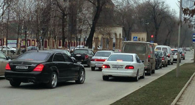Cars riding along Mitaeva street in Grozny. Photo by Magomed Magomedov for the ‘Caucasian Knot’. Cars riding along Mitaeva street in Grozny. Photo by Magomed Magomedov for the ‘Caucasian Knot’.