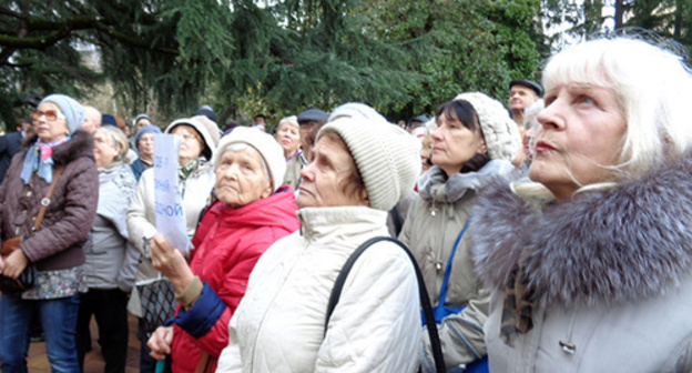 Participants fo an unauthorized rally on January 15 next to the Sochi Mayoralty. Photo by Svetlana Kravchenko for the ‘Caucasian Knot’. Participants fo an unauthorized rally on January 15 next to the Sochi Mayoralty. Photo by Svetlana Kravchenko for the ‘Caucasian Knot’.