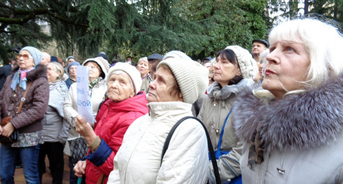 Participants fo an unauthorized rally on January 15 next to the Sochi Mayoralty. Photo by Svetlana Kravchenko for the ‘Caucasian Knot’. Participants fo an unauthorized rally on January 15 next to the Sochi Mayoralty. Photo by Svetlana Kravchenko for the ‘Caucasian Knot’.