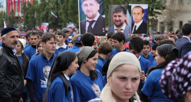 Young people at celebrations in Grozny dedicated to Putin’s birthday. Photo by Magomed Magomedov for the ‘Caucasian Knot’. Young people at celebrations in Grozny dedicated to Putin’s birthday. Photo by Magomed Magomedov for the ‘Caucasian Knot’.