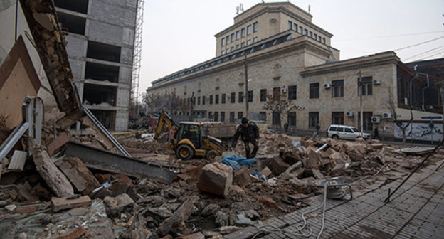 Demolition of old building in Aram street No.30 in Yerevan. Photo: © Sputnik/ Asatur Yesayants, http://www.sputnikarmenia.ru/armenia/20160218/2019470.html Demolition of old building in Aram street No.30 in Yerevan. Photo: © Sputnik/ Asatur Yesayants, http://www.sputnikarmenia.ru/armenia/20160218/2019470.html