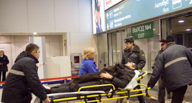 Injured person is being taken to hospital after terror act in Domodedovo airport, Moscow, January 24, 2011. Photo: Yuri Timofeyev (RFE/RL) Injured person is being taken to hospital after terror act in Domodedovo airport, Moscow, January 24, 2011. Photo: Yuri Timofeyev (RFE/RL)
