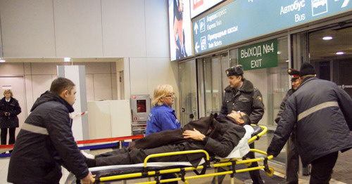 Injured person is being taken to hospital after terror act in Domodedovo airport, Moscow, January 24, 2011. Photo: Yuri Timofeyev (RFE/RL) Injured person is being taken to hospital after terror act in Domodedovo airport, Moscow, January 24, 2011. Photo: Yuri Timofeyev (RFE/RL)
