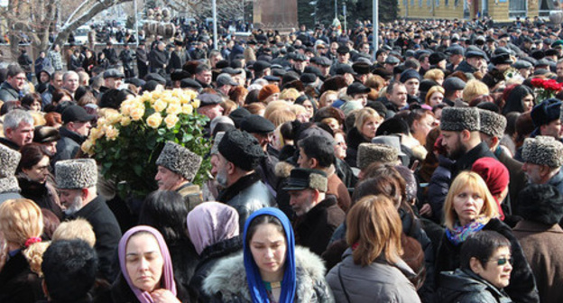 Vladikavkaz residents paid tribute to memory of North-Ossetian leader Tamerlan Aguzarov. February 21, 2016. Photo by Emma Marzoeva for the "Caucasian Knot" Vladikavkaz residents paid tribute to memory of North-Ossetian leader Tamerlan Aguzarov. February 21, 2016. Photo by Emma Marzoeva for the "Caucasian Knot"