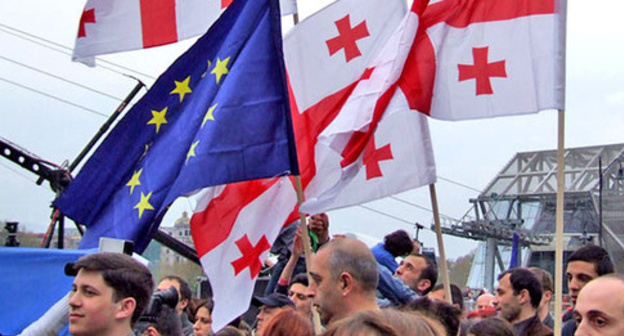 Flags of Georgia and European Union. Photo by Edita Badasyan for the "Caucasian Knot" Flags of Georgia and European Union. Photo by Edita Badasyan for the "Caucasian Knot"