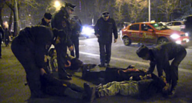 The detention of the activists in Yerevan, 24.02.2016. Photo: http://www.epress.am/ru/2016/02/24/у-офиса-президента-армении-задержива-2.html The detention of the activists in Yerevan, 24.02.2016. Photo: http://www.epress.am/ru/2016/02/24/у-офиса-президента-армении-задержива-2.html