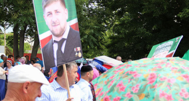 Rally participant holds Kadyrov’s portrait. Photo by Magomed Megomedov for the ‘Caucasian Knot’. Rally participant holds Kadyrov’s portrait. Photo by Magomed Megomedov for the ‘Caucasian Knot’.