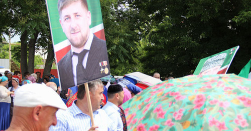 Rally participant holds Kadyrov’s portrait. Photo by Magomed Megomedov for the ‘Caucasian Knot’. Rally participant holds Kadyrov’s portrait. Photo by Magomed Megomedov for the ‘Caucasian Knot’.