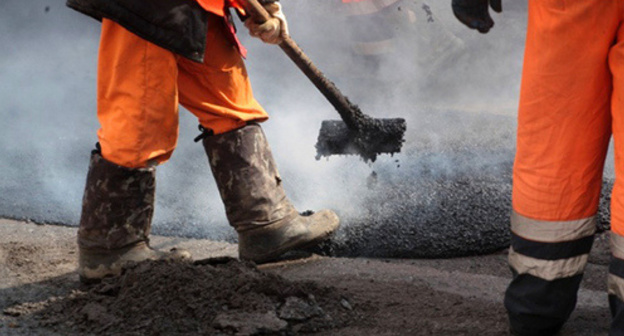 Asphalt laying. Photo: http://fedpress.ru/news/conflict_map/socpolitical_conflicts/1428926057-konflikt-nedeli-v-volgograde-razvernulas-voina-za-remont-dorogi-k-chm-2018 Asphalt laying. Photo: http://fedpress.ru/news/conflict_map/socpolitical_conflicts/1428926057-konflikt-nedeli-v-volgograde-razvernulas-voina-za-remont-dorogi-k-chm-2018