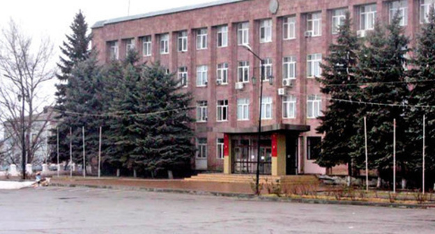Building of the Buynaksk City Administration. Photo: http://odnoselchane.ru/ Building of the Buynaksk City Administration. Photo: http://odnoselchane.ru/
