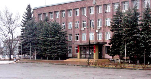 Building of the Buynaksk City Administration. Photo: http://odnoselchane.ru/ Building of the Buynaksk City Administration. Photo: http://odnoselchane.ru/