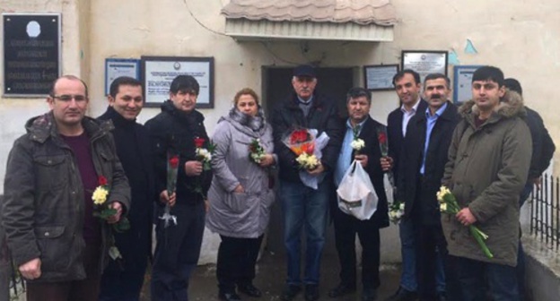 The activists who came to congratulate Khadija Ismayilova on the Women's Day near the colony. Baku, March 7, 2016. Photo by Parvana Bayramova for the "Caucasian Knot" The activists who came to congratulate Khadija Ismayilova on the Women's Day near the colony. Baku, March 7, 2016. Photo by Parvana Bayramova for the "Caucasian Knot"