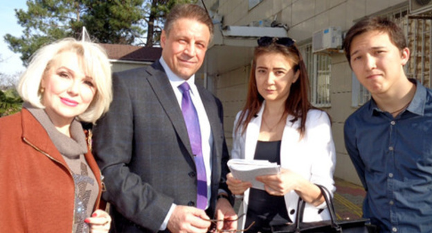 A representative of the human rights organization, the advocate Leonid Yerchenko, Leya Khamitova, Khamitova's brother (to the right). Sochi, March 2016. Photo by Svetlana Kravchenko for the "Caucasian Knot" A representative of the human rights organization, the advocate Leonid Yerchenko, Leya Khamitova, Khamitova's brother (to the right). Sochi, March 2016. Photo by Svetlana Kravchenko for the "Caucasian Knot"