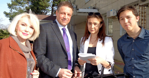 A representative of the human rights organization, the advocate Leonid Yerchenko, Leya Khamitova, Khamitova's brother (to the right). Sochi, March 2016. Photo by Svetlana Kravchenko for the "Caucasian Knot" A representative of the human rights organization, the advocate Leonid Yerchenko, Leya Khamitova, Khamitova's brother (to the right). Sochi, March 2016. Photo by Svetlana Kravchenko for the "Caucasian Knot"