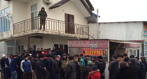 The participants of the market traders' protest action in Khasavyurt. March 8, 2016. Photo courtesy of the blogger Rasul Abu Asad for the "Caucasian Knot" The participants of the market traders' protest action in Khasavyurt. March 8, 2016. Photo courtesy of the blogger Rasul Abu Asad for the "Caucasian Knot"
