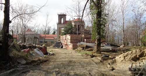 The neighbourhood Maly Akhun, in the park area where locals could walk, now has a building fence and a security station, and the road for general use is blocked. Sochi, March 12, 2016. Photo by Svetlana Kravchenko for the "Caucasian Knot" The neighbourhood Maly Akhun, in the park area where locals could walk, now has a building fence and a security station, and the road for general use is blocked. Sochi, March 12, 2016. Photo by Svetlana Kravchenko for the "Caucasian Knot"