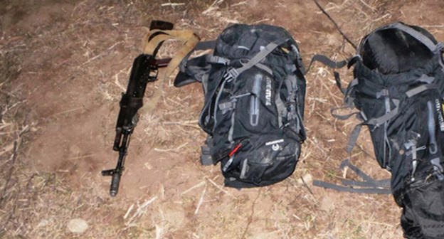 Personal items and weapons belonged to the killed persons. Photo: http://nac.gov.ru/kontrterroristicheskie-operacii/v-hode-specoperacii-v-dagestane-neytralizovany.html
