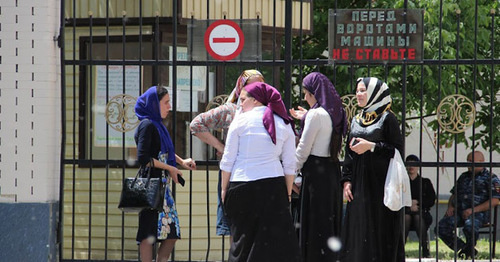 Pupils near the school gates in Grozny. Photo by Magomed Magomedov for the ‘Caucasian Knot’. Pupils near the school gates in Grozny. Photo by Magomed Magomedov for the ‘Caucasian Knot’.
