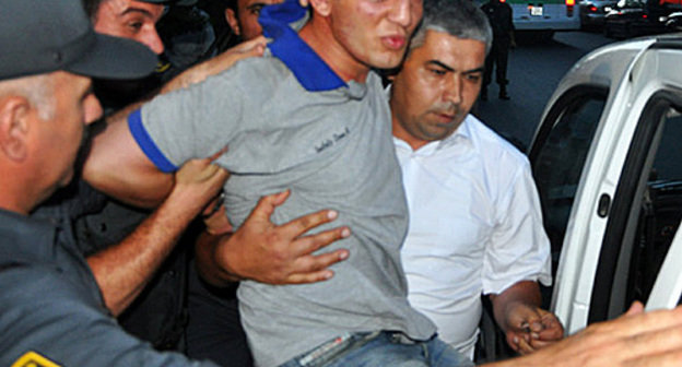 Rovshan Nasirli at detention by police. Baku, June 19, 2010. Photo by www.irfs.az 